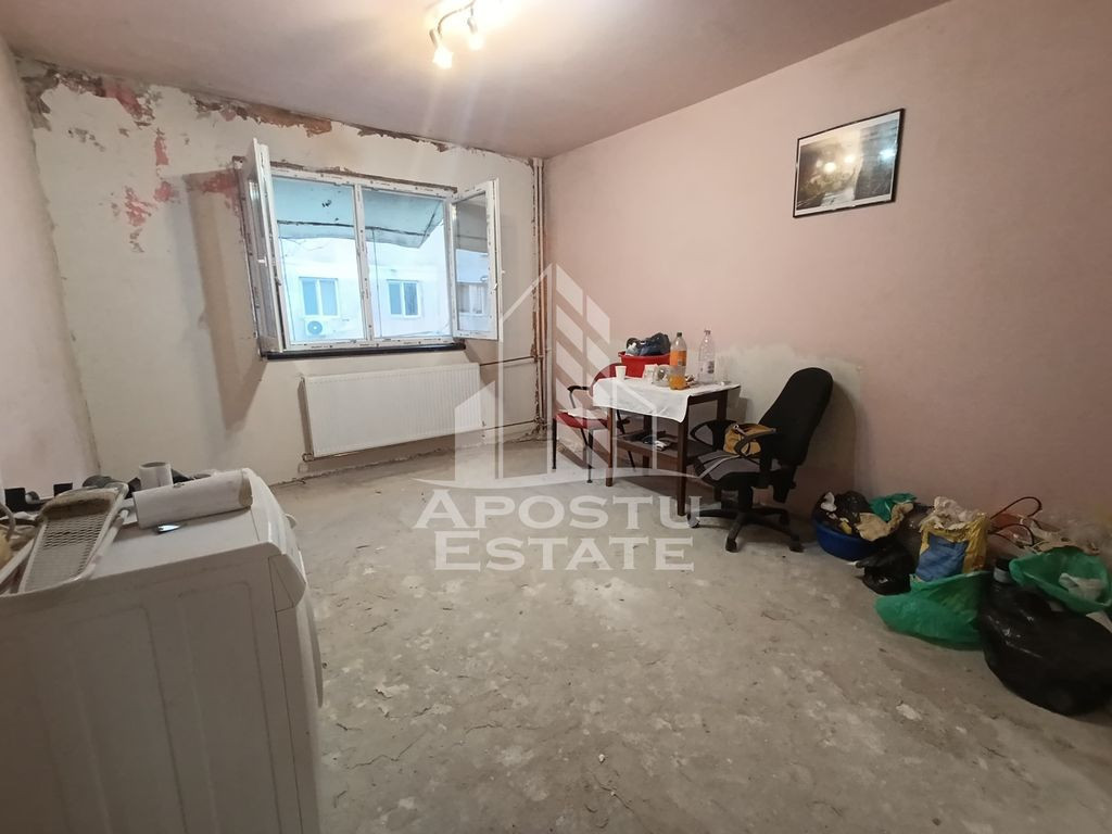 Garsoniera 21mpU, necesita renovari, etajul 1, situata in...