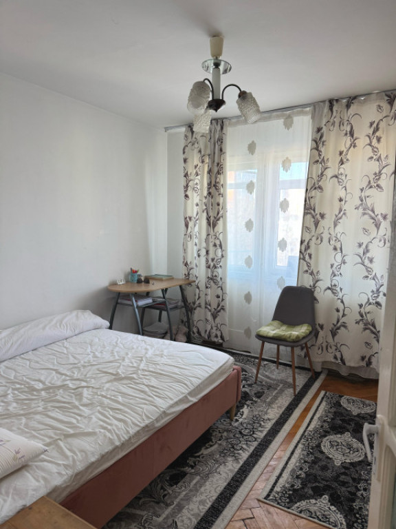 Apartament 3 camere decomandat - Podu Roș