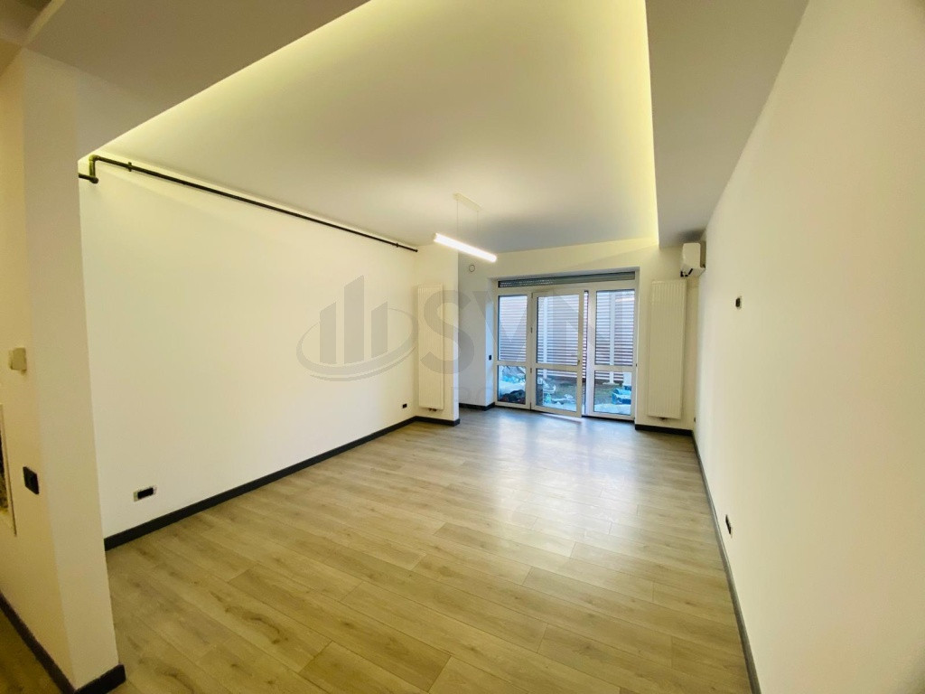 Apartament 2 camere si curte proprie de Crangasi