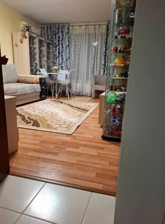 Apartament de 2 camere cu loc de parcare si curte zona colen