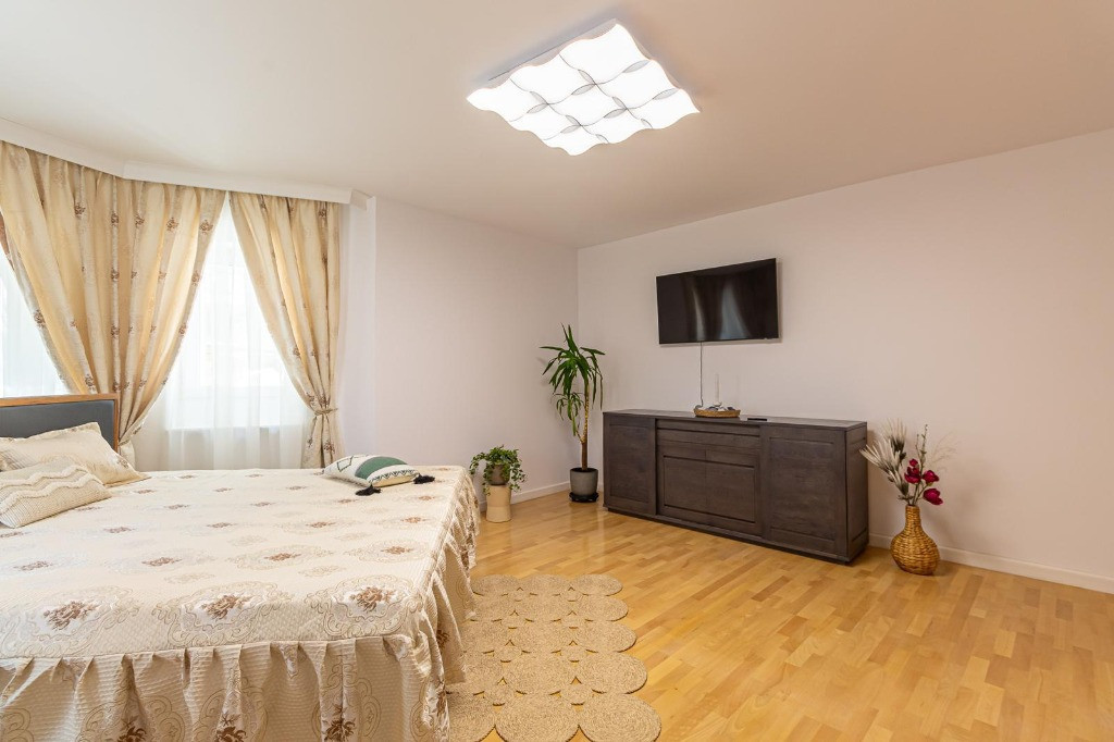 Apartament de 3 camere| gradina 800 mp| 90 mpu| renovat| Ultracentral