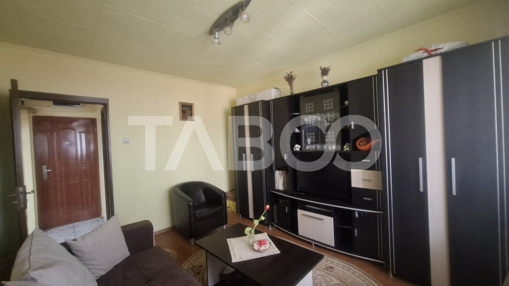 Apartament 3 camere de vanzare decomandat 50 mp zona Vasile