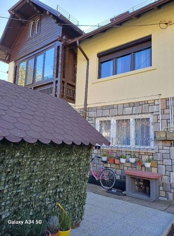 Apartament 3 camere în vilă pe stradă Avram Iancu.