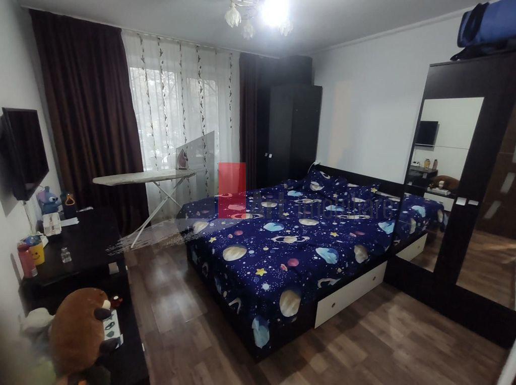 Vânzare apartament 3 camere decomandat Apărătorii Patr...