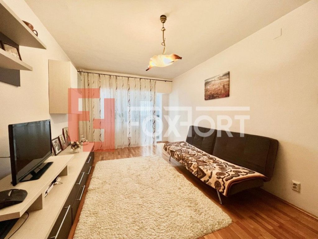 Apartament cu 3 camere, etaj 5 de vanzare, zona Lunei